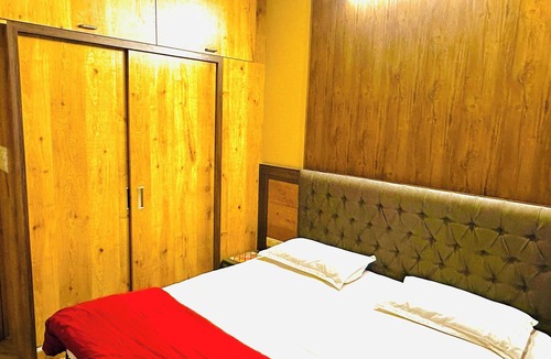 Jaipur Hotel | Cozy Urban Haven - 42" Smart TV, Wi-Fi, Balcony-104