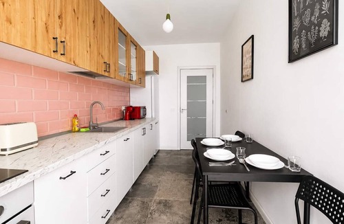 Oradea Apartment | Cozy Urbana Flat in Oradea with Private Parking Fast WiFi Self Check-in AC
