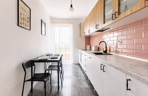 Oradea Apartment | Cozy Urbana Flat in Oradea with Private Parking Fast WiFi Self Check-in AC