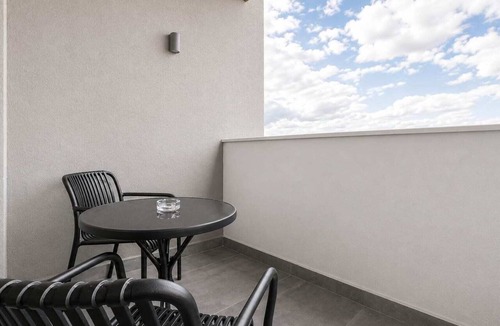 Oradea Apartment | Cozy Urbana Flat in Oradea with Private Parking Fast WiFi Self Check-in AC