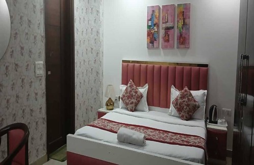 Safdarjung Enclave Hotel | CozyRoom in lovely New Delhi with WiFi, AC