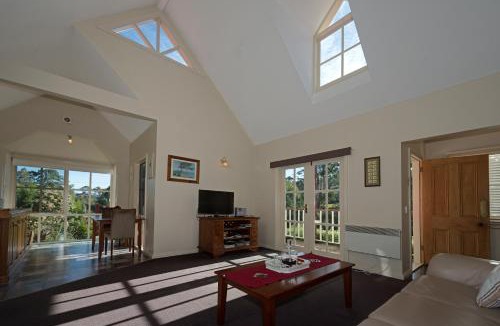 Grove Apartment | CRABTREE RIVERFRONT COTTAGES 2 cottages EMILY & ELIZA COTTAGES Beautiful riverfront peaceful location RELAX & ENJOY