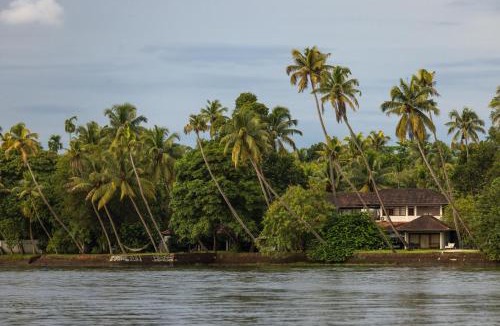 Puthenvelikara Resort | Cranganor History Café & Riverside Château