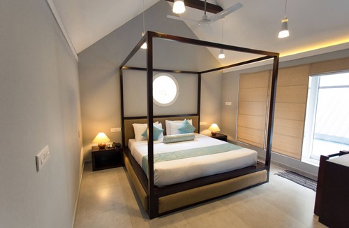 Chithirapuram Hotel | Crayons Guest House