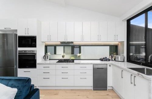 Cremorne Apartment | Cremorne comfort - Sunlit terrace with leafy views - TOB14