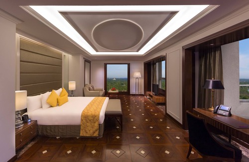 Maradu Hotel | Crowne Plaza Kochi by IHG