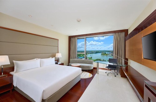 Maradu Hotel | Crowne Plaza Kochi by IHG