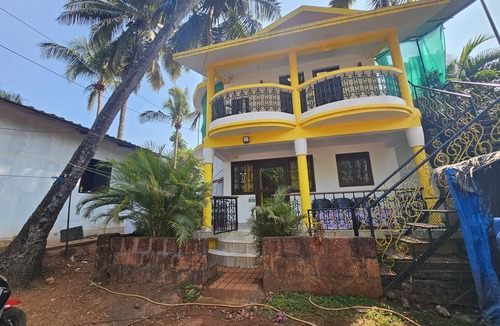 Anjuna House | Curlies Yellow House-4Bhk Villa near Anjuna Beach