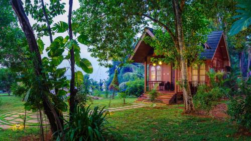 Muhamma Resort | Cyrus Lake Haven