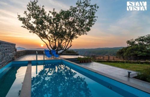 Bajarwadi Villa | Dawn Ecstasy by StayVista - Hill-view villa with Modern interiors, Garden area & Indoor games