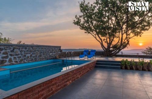 Bajarwadi Villa | Dawn Ecstasy by StayVista - Hill-view villa with Modern interiors, Garden area & Indoor games