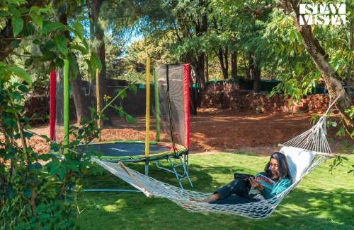 Bajarwadi Villa | Dawn Ecstasy by StayVista - Hill-view villa with Modern interiors, Garden area & Indoor games