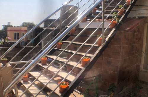 Bhubaneshwar Villa | Dayanadi: Elegant Sunlit room @Nabagunjara Terrace