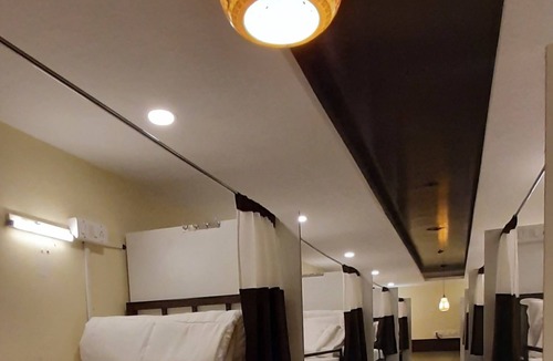 J B Nagar Hostel | Deck 3 Airport Dormitory - Hostel