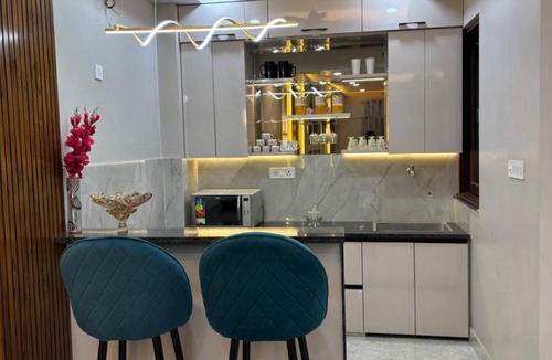 Mahmoorganj House | DeeHa Niwas Luxe -Modern Luxury 1BHK in City Centre