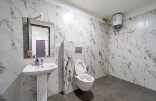 Jaipur House | Delightful 4-bedroom farmhouse with AC in charming Teelawas