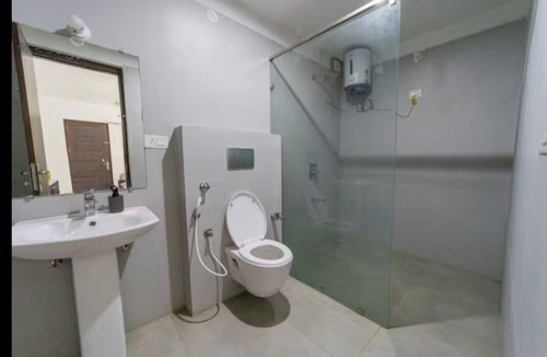 Jaipur House | Delightful 4-bedroom farmhouse with AC in charming Teelawas