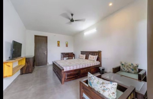 Jaipur House | Delightful 4-bedroom farmhouse with AC in charming Teelawas