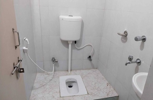 Puri Apartment | Delux Bedroom with AC, Walkable Distance from Puri Bus stand and Railway Station