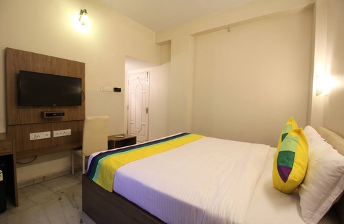 Salt Lake Bed & Breakfast | Deluxe AC Room at Anamitra Guest House #5