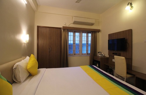 Salt Lake House | Deluxe AC Room at Anamitra Guest House #7