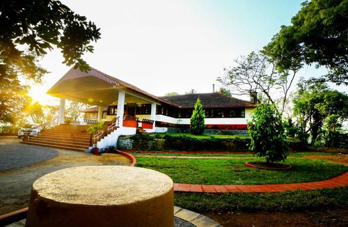 Kottappadi part Cabin | Deluxe Double Room In British Bungalow