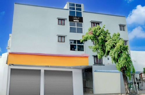 Hyderabad House | DeluxeCollection O Kothapet Near Omini Hospital