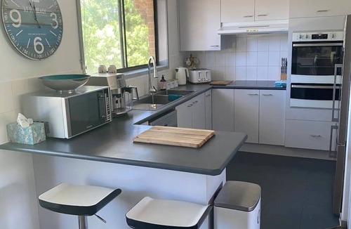 Surf Beach House | Denhams Beach House (with tennis court/pool/wifi!)