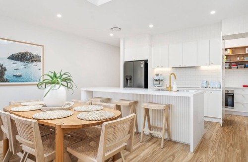 Soldiers Point House | Dog friendly Paradise, 1-2B Bagnall Ave - water views, air con, Wi-Fi