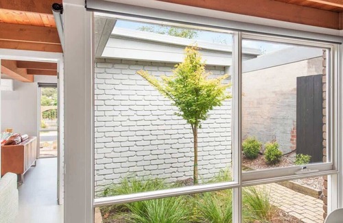 Rye House | Dolphin – Solar heated pool, 1km walk to the bay