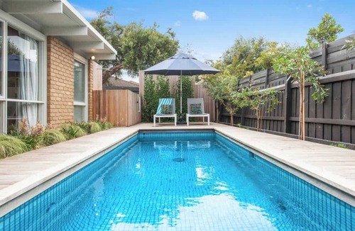 Rye House | Dolphin – Solar heated pool, 1km walk to the bay