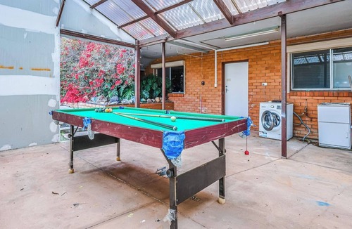 Doncaster House | Doncaster Brick Family Home up to 9ppl Netflix Parking Wifi
