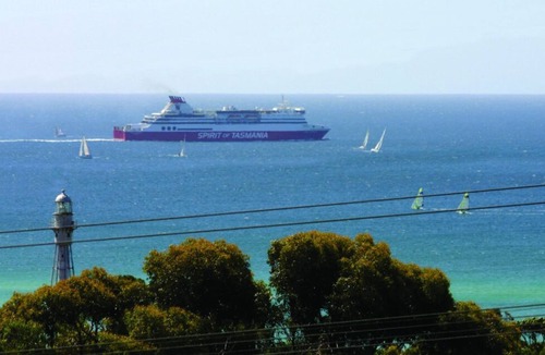 McCrae House | Double story, 2 bed house with magnificent panoramic Port Phillip Bay views...