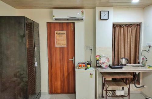 Juhu House | Ebony Room - AC, Kitchenette, Ensuite, Independent Homestay