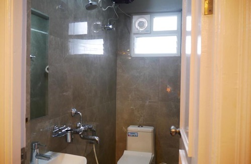 Kondapur Apartment | Elegant 3BHK Fully Furnished and Equipped Apt near Hitec City by EVARA SUITES