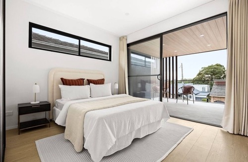 Picnic Point House | Elegant Designer House - Family & Pet Friendly