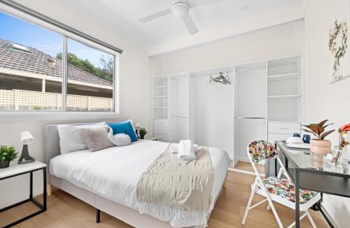 Botany House | Elegant Double Room at Botany - Mins to Airport - Shared Bathroom