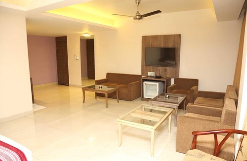 Maharana Pratap Nagar House | Elegant Suite near Habibganj Station
