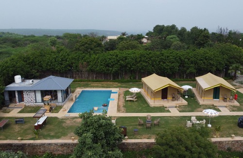 Gurugram Villa | ELIVAAS 5-BHK with Luxe Mudhouses, Tents, Pond & Pvt Pool | Kaimalgarh Farmstay