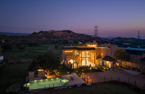 Village Hokra Villa | ELIVAAS Signature TUSCAN Villa Pet-Friendly with Pvt Pool and Lawn