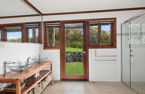 Lowanna House | Enjoy a 5-star experience in the Australian bushland, Ideal for groups retreats.