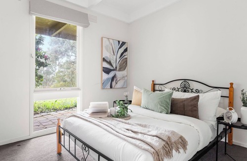 Melbourne Hostel | Enjoy Nature at Modern Diamond Creek Farmhouse