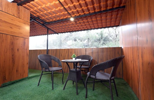 Andheri East Apartment | Entire 1 BHK Apartment (Balcony)