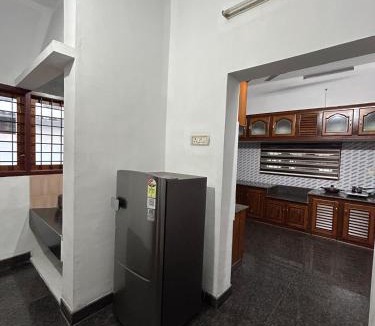 Perumbavoor Apartment | Entire 4BHK House with Full Kitchen near malayattoor
