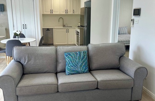 Lake Illawarra House | Entire Attached Granny Flat Home - Sleeps 4! 150 metres to the Water Front!