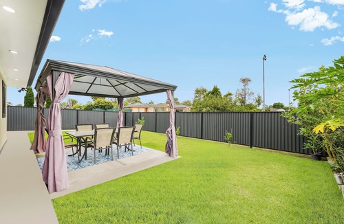 Plumpton House | Entire Home in Plumpton | Sleeps 9 | 8-Car Parking Near Eastern Creek