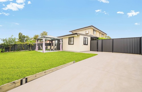 Plumpton House | Entire Home in Plumpton | Sleeps 9 | 8-Car Parking Near Eastern Creek