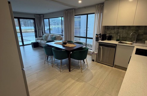 Ettalong Beach House | Esplanade Beachfront! 8ppl-no car needed! 3min walk along beach to Village life!