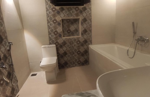 Mothilal Nagar Bed & Breakfast | ♛ Estancia Tranquila: 1 BR/1 WR+Bath Tub ♛