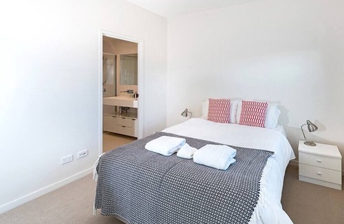 Bulimba Apartment | Executive 3BR Bulimba Apartment with Balcony in Central Location